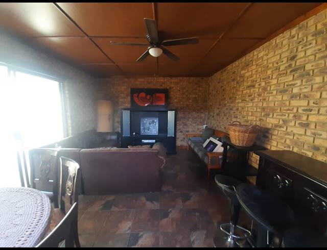 3 BEDROOM FREEHOLD FOR SALE IN MINNEBRON